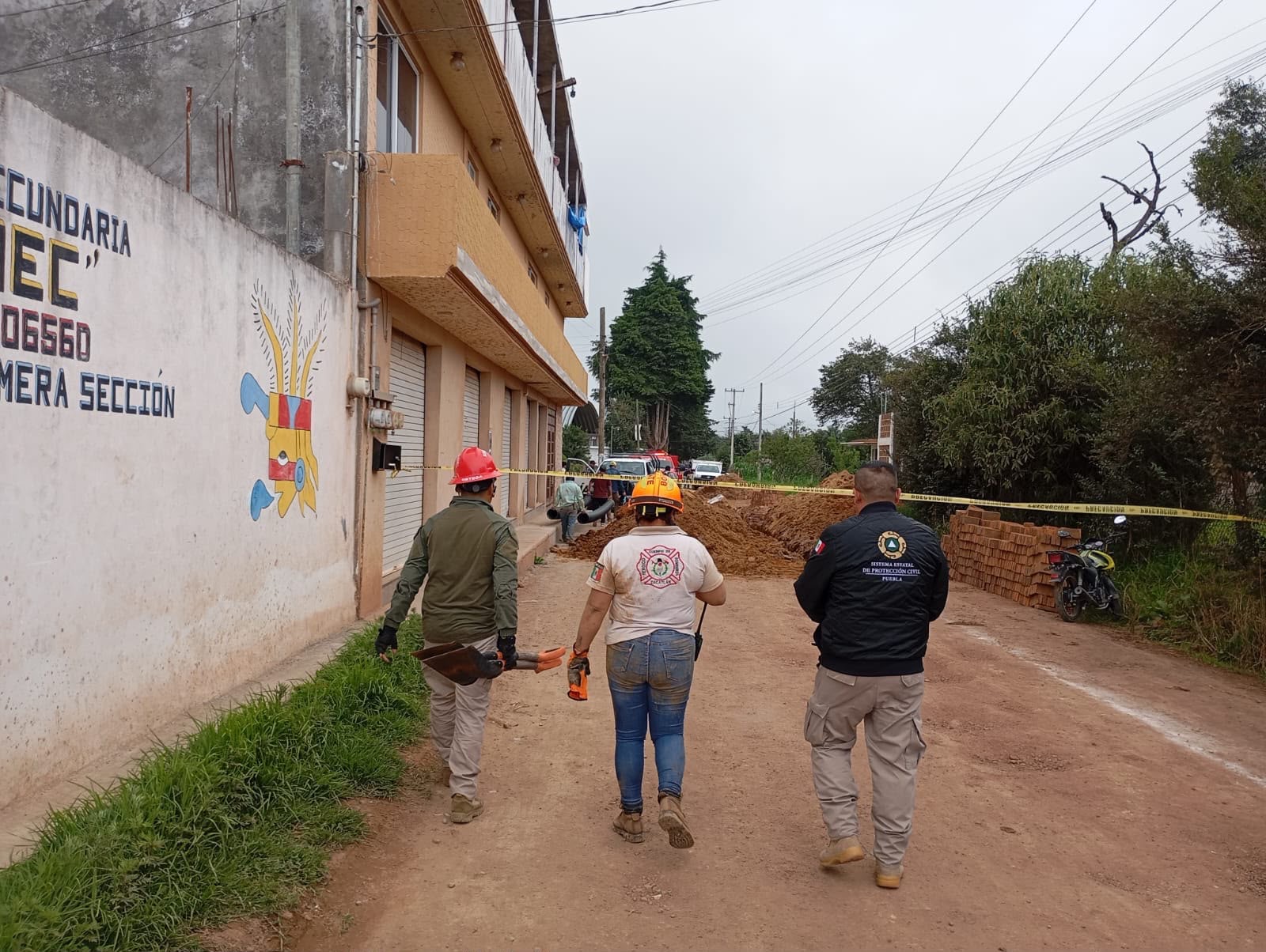 Rescatan a trabajadores tras derrumbe en obra de drenaje en Zacatlán