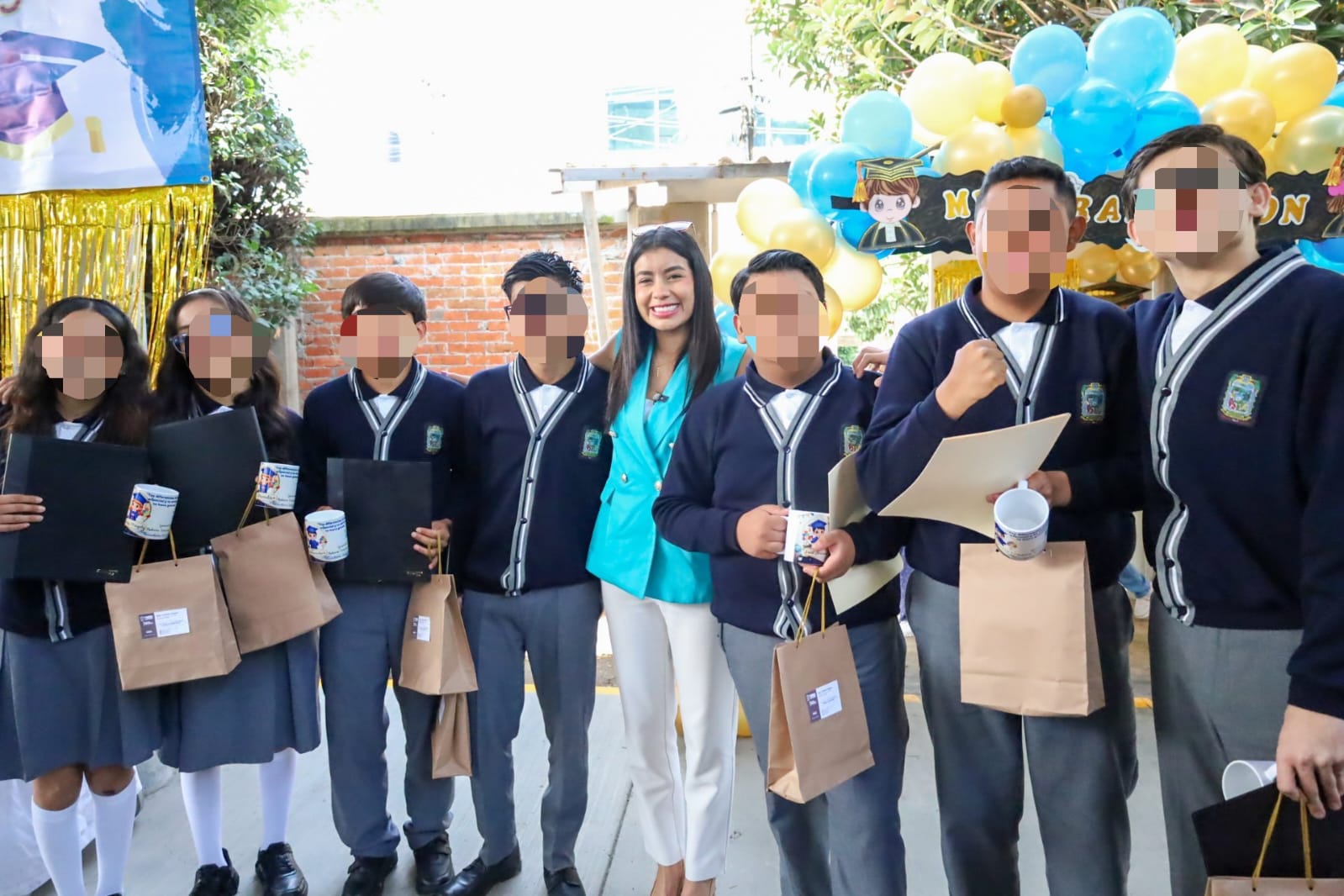 Gaby Sánchez celebra graduación de estudiantes del CAM