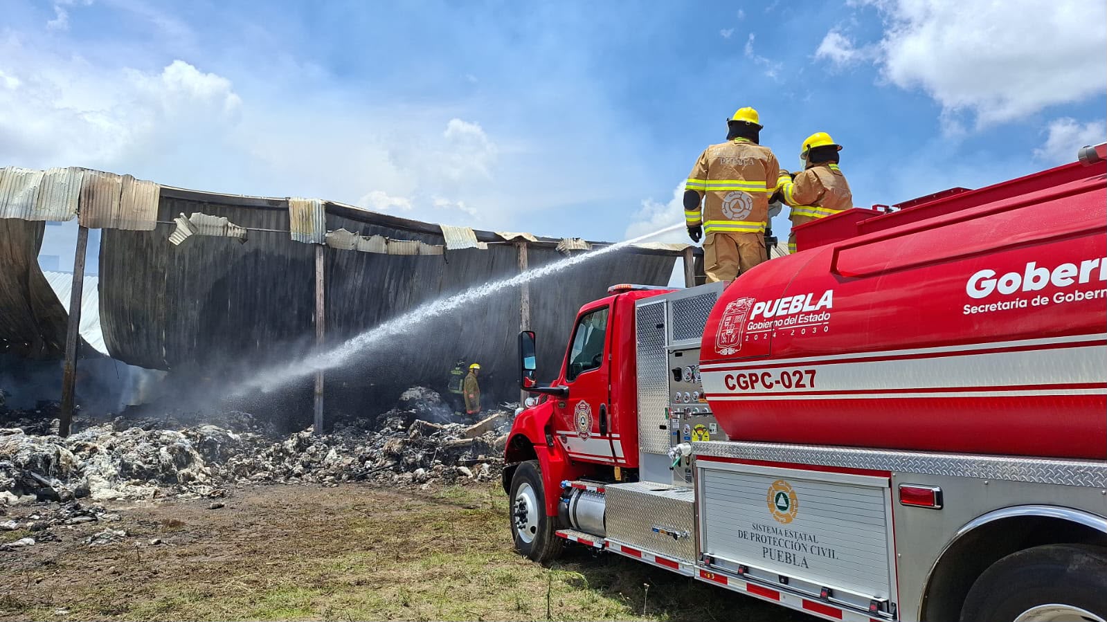 Controlan incendio en bodega de reciclaje tras más de 18 horas de trabajo