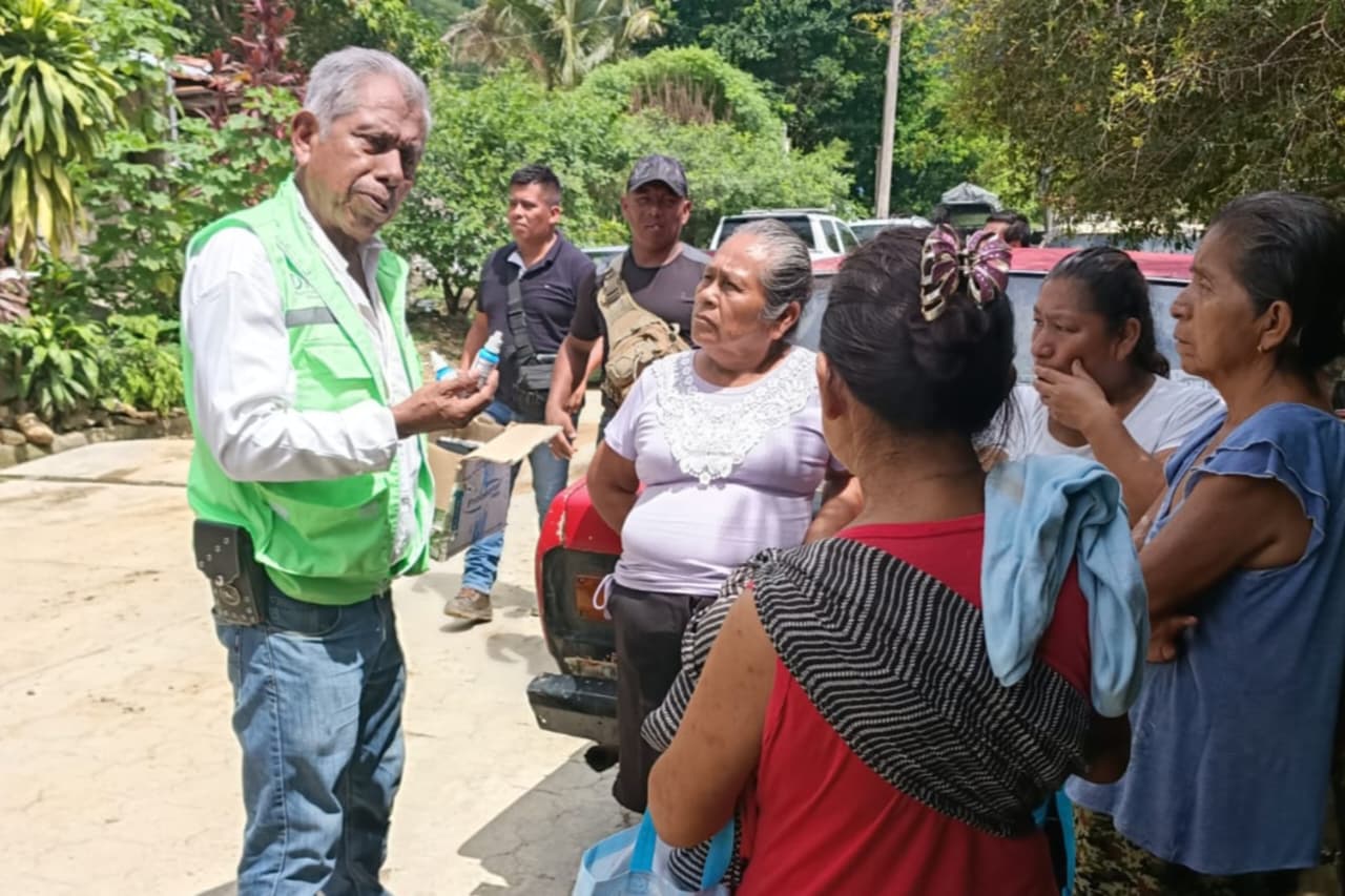 Salud sanitiza viviendas y clora agua tras inundaciones en Jalpan