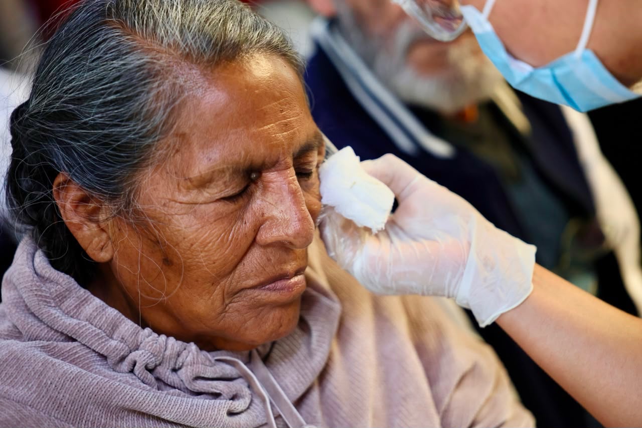 Más de 500 poblanos recuperan la vista con cirugías gratuitas