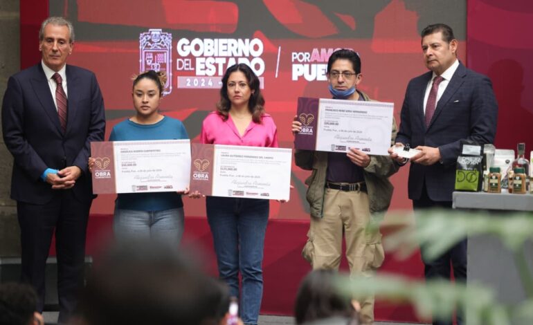Entregan apoyos a damnificados por lluvias en el Centro Histórico de Puebla