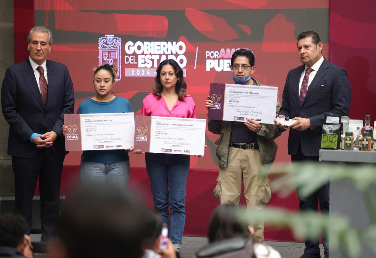 Entregan apoyos a damnificados por lluvias en el Centro Histórico de Puebla