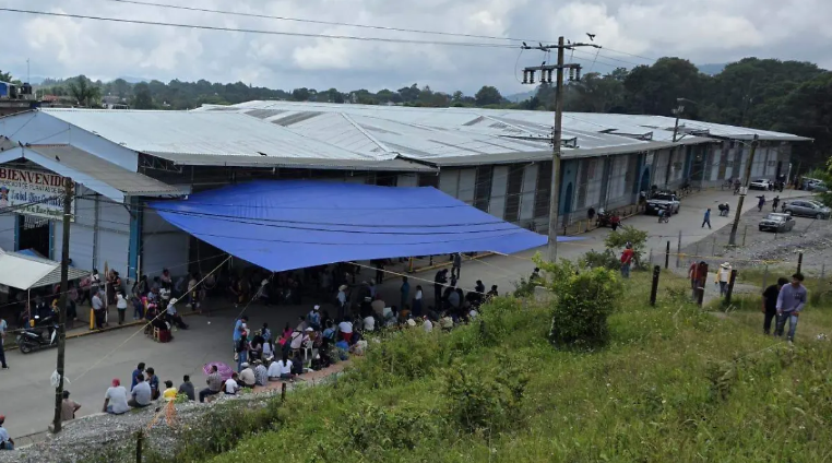 Productores de plantas de Tenango reportan caída de hasta 60% en ventas por falta de estacionamiento
