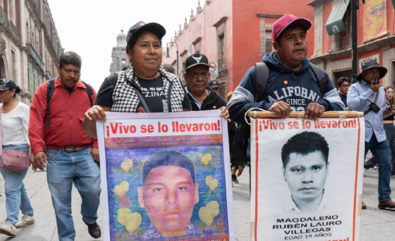 Padres de los 43 de Ayotzinapa exigen reabrir investigaciones y entregar archivos militares