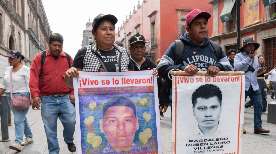 Padres de los 43 de Ayotzinapa exigen reabrir investigaciones y entregar archivos militares