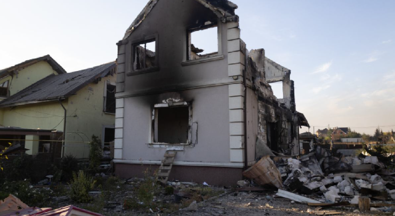 Ataque con dron y explosión de municiones deja 37 muertos cerca de Kiev