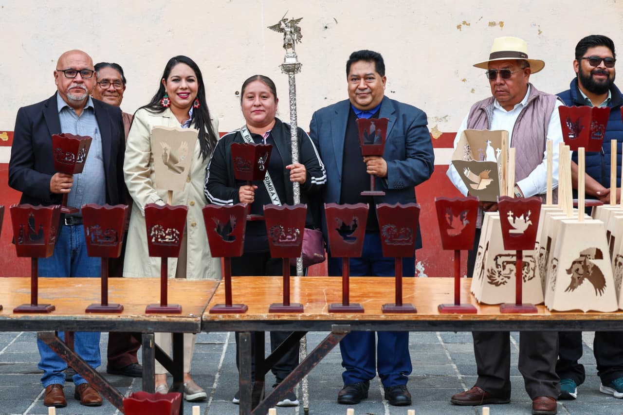 Entregan 500 faroles para procesión en Cholula