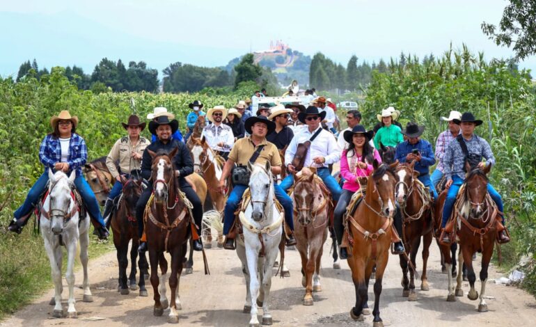 Cabalgata con más de 200 jinetes da inicio a la Gran Feria de San Pedro Cholula