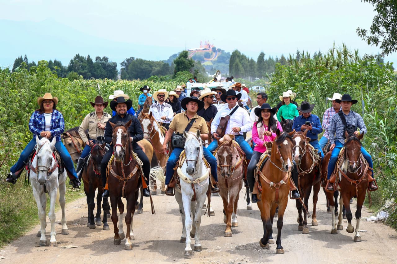 Cabalgata con más de 200 jinetes da inicio a la Gran Feria de San Pedro Cholula