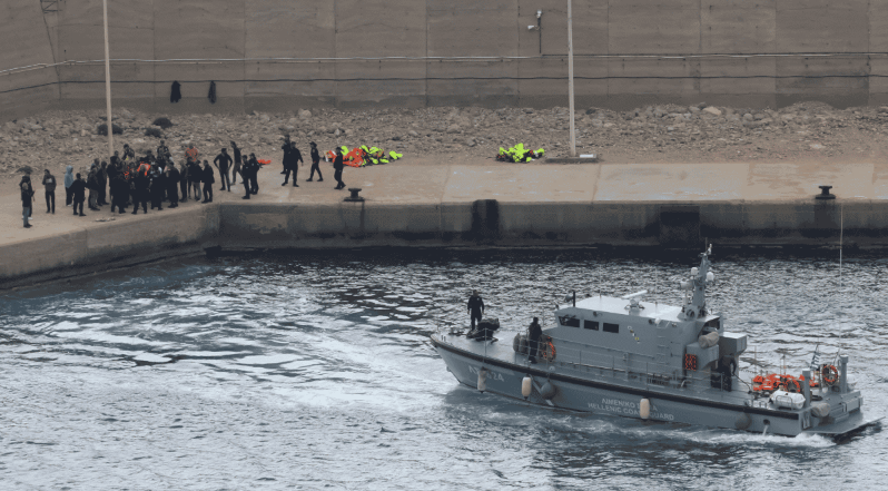 Naufragio frente a Grecia deja un muerto y 25 migrantes desaparecidos
