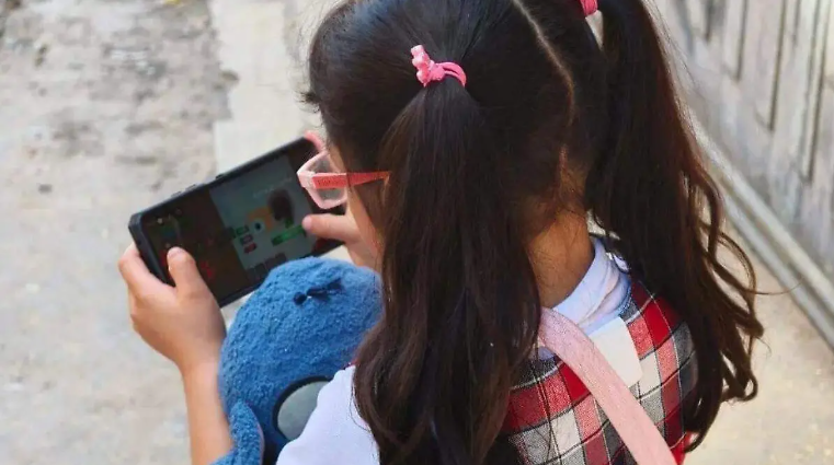 Celulares en escuelas de Puebla: padres temen perder contacto y otros piden limitar su uso
