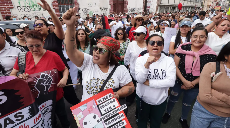 Marchan trabajadores del IMSS en Puebla; cuestionan aumento de 2.9%