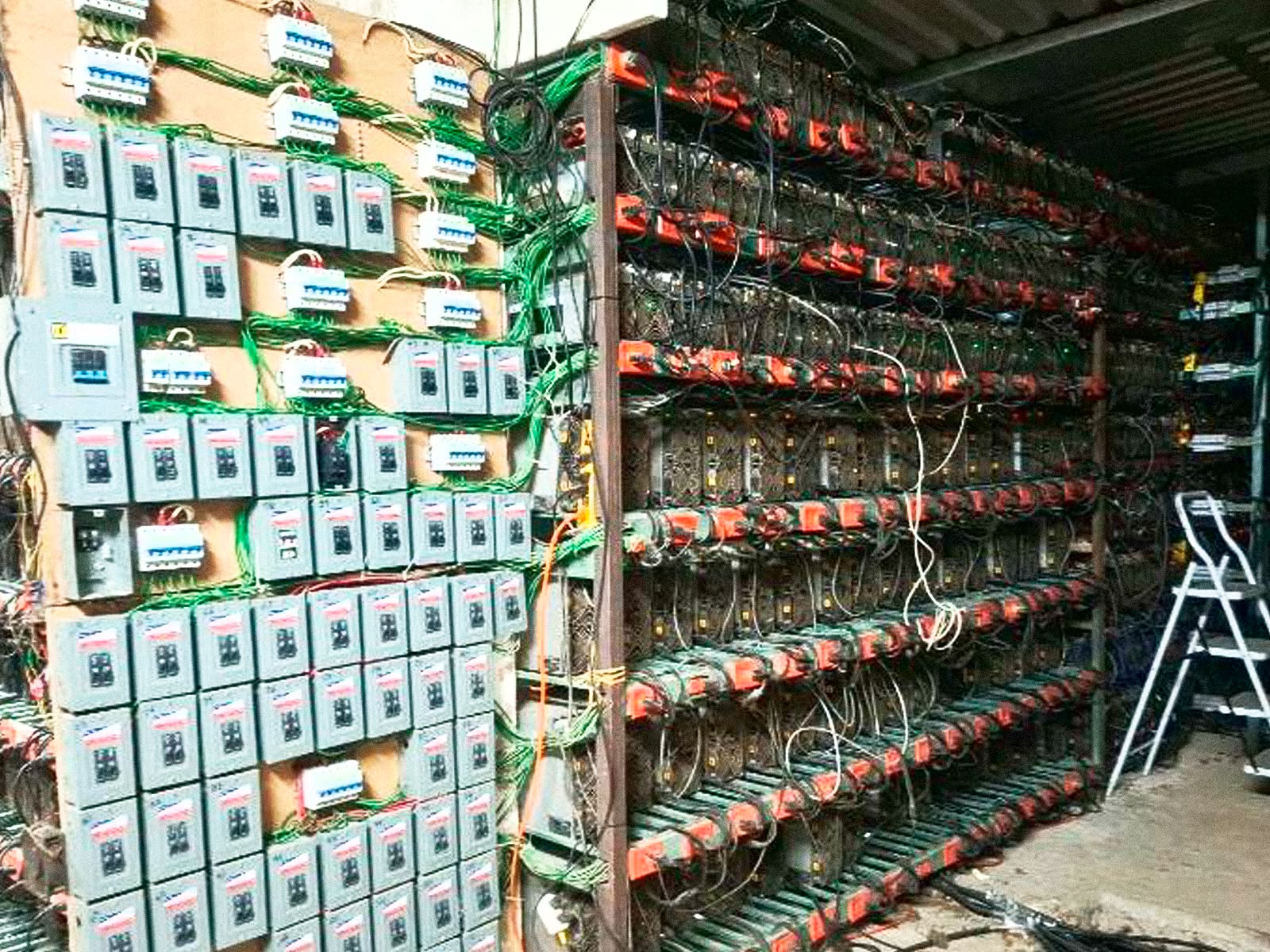 ¡Hallan granja de criptomonedas en Tlaola! Aseguran 300 equipos y potente infraestructura eléctrica