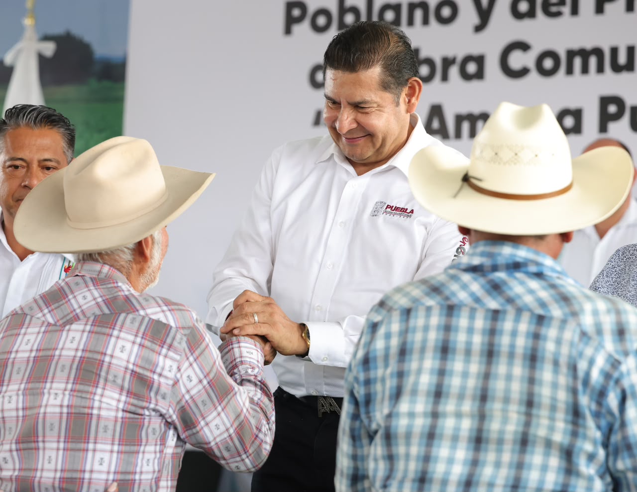 ¡Más maquinaria, caminos y obra comunitaria! Armenta anuncia nuevas inversiones para Puebla