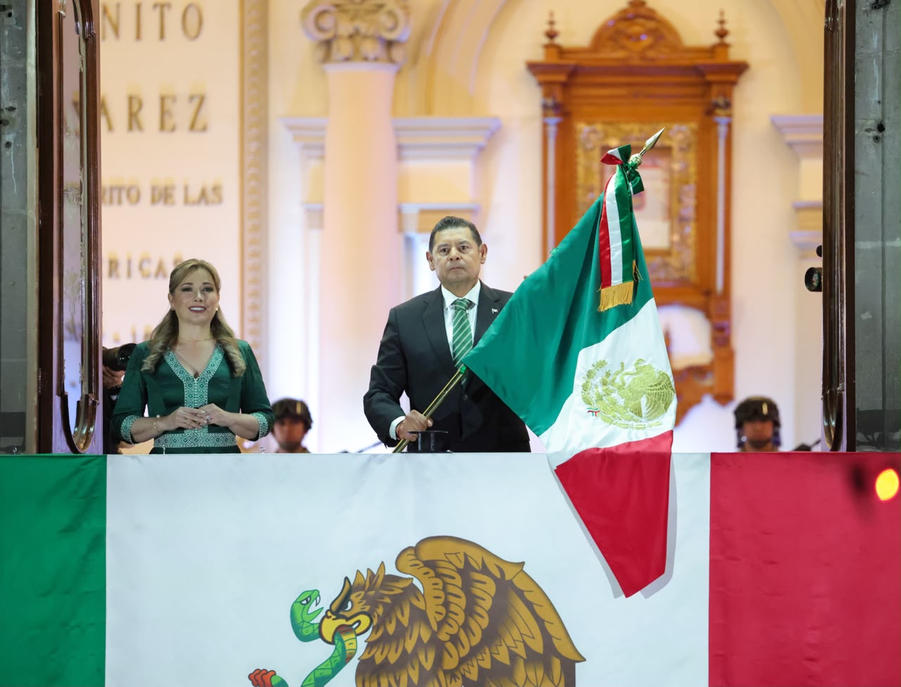 Armenta incluye a madres buscadoras en su arenga durante el Grito en Puebla