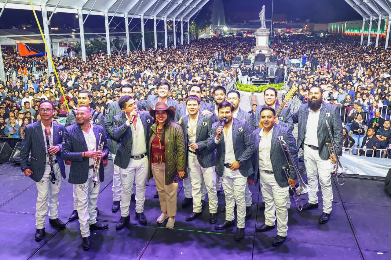 ¡San Pedro Cholula bailó al ritmo de Banda Tierra Sagrada! Miles abarrotan la Feria Milenaria