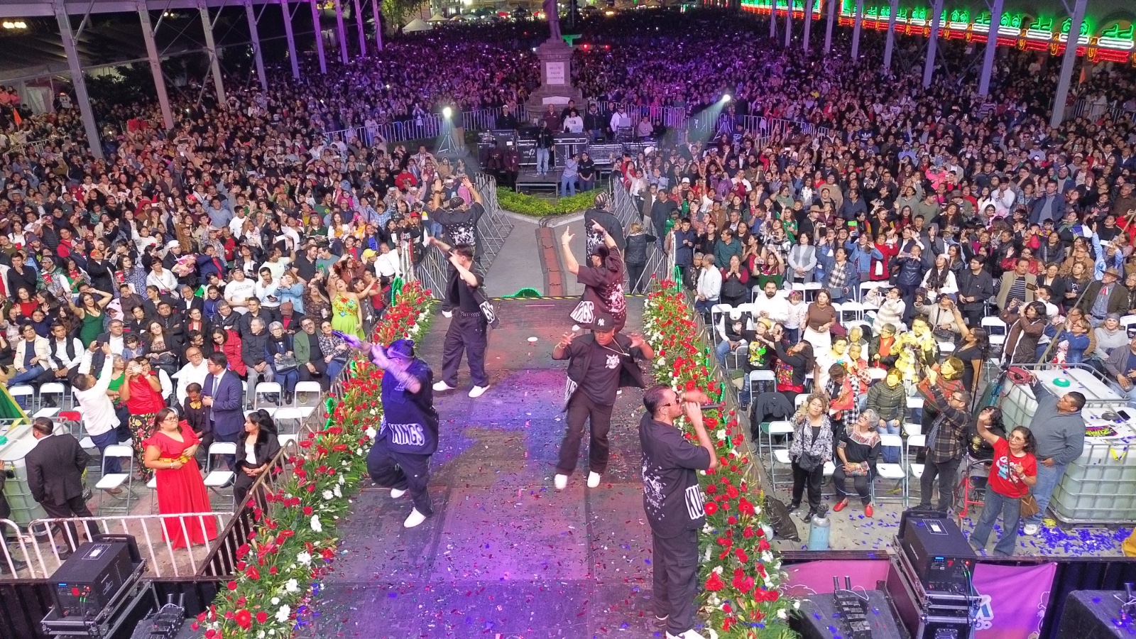 Miles celebran el Grito y bailan con Kumbia Kings en San Pedro Cholula