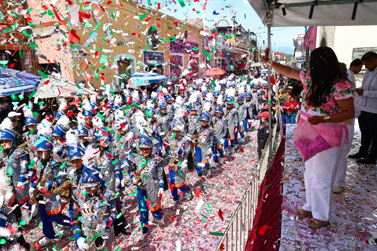 Más de 6 mil personas participan en desfile patrio de San Pedro Cholula