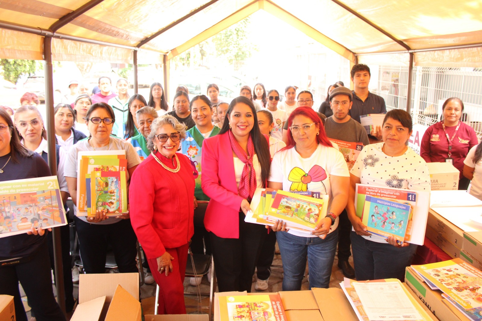 Entregan más de 2 mil libros a niñas y niños de 14 CAIC en San Pedro Cholula