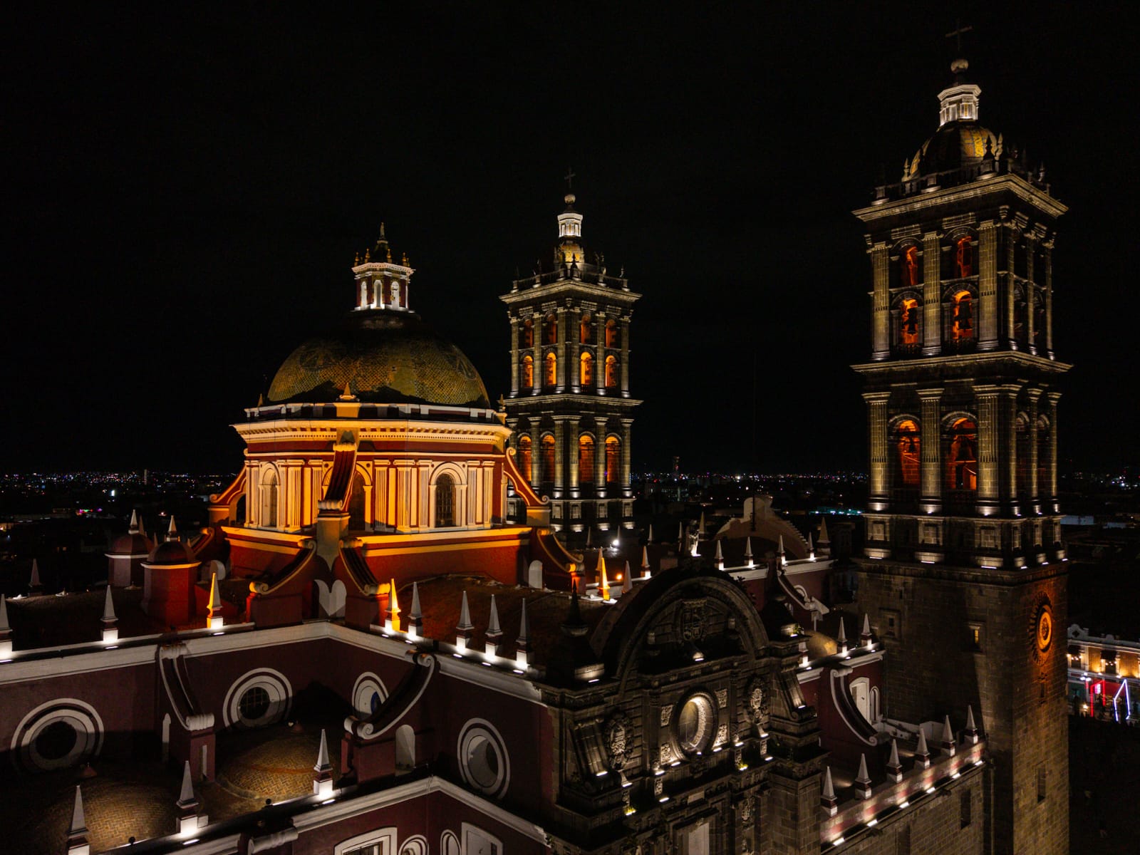 Catedral de Puebla estrena iluminación con 460 puntos LED
