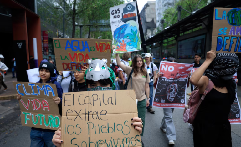 Ambientalistas marchan contra el fracking y daños ambientales de Pemex