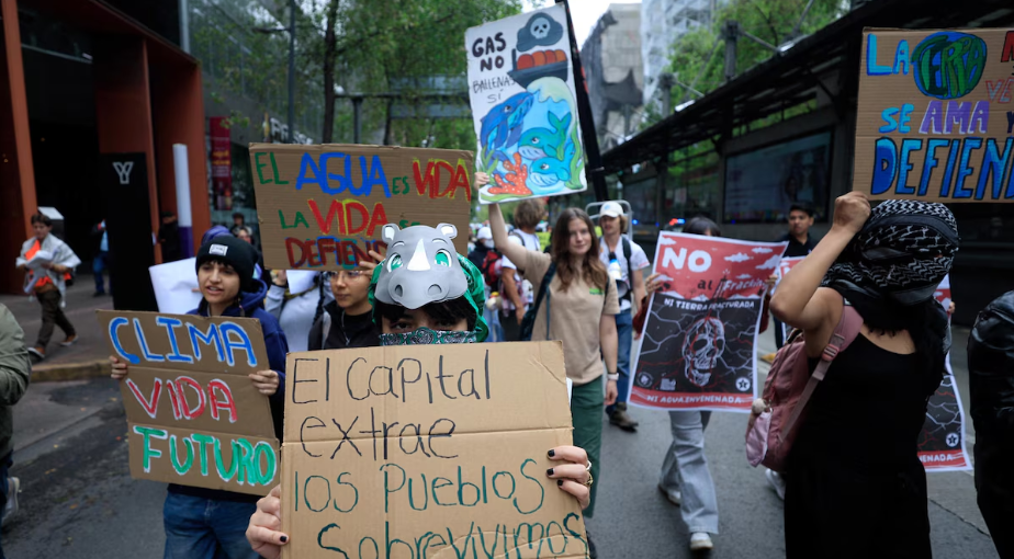 Ambientalistas marchan contra el fracking y daños ambientales de Pemex