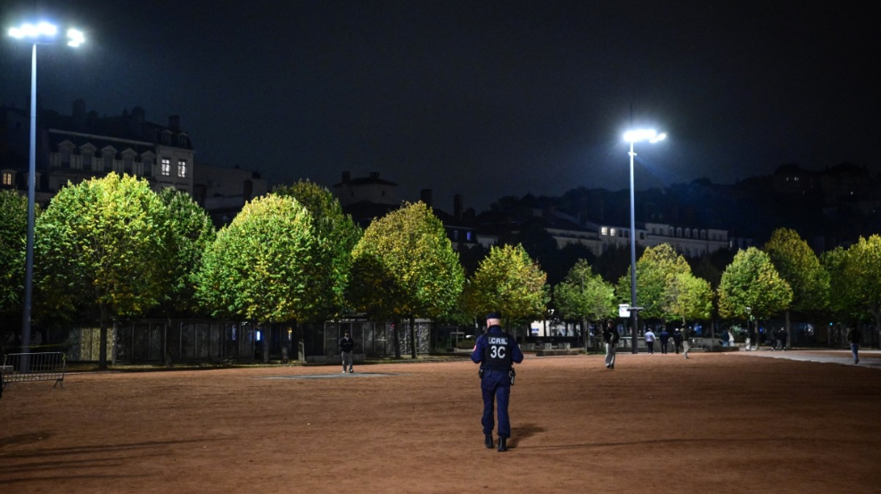 Anuncian nuevos toques de queda focalizados en Francia tras ola de violencia por el alto costo de vida