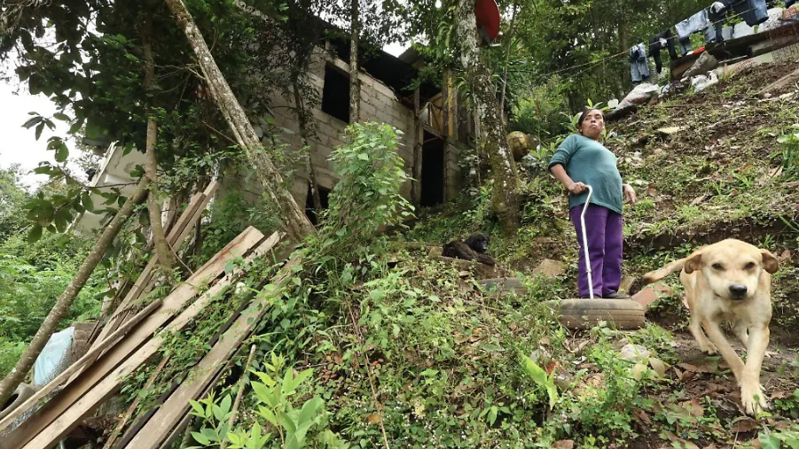 A un año del deslave en Huauchinango, familias siguen sin apoyos para reubicarse y temen nuevos derrumbes