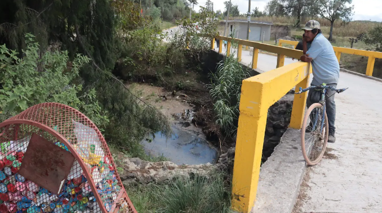 Riegan cultivos con agua contaminada en Cuautinchán; estudio de la BUAP detecta 34 cepas bacterianas en planta de tratamiento