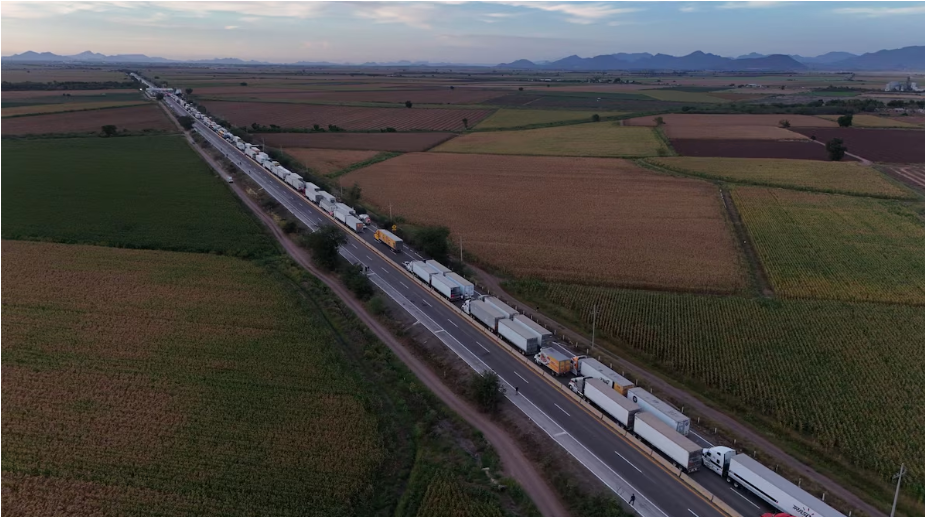 Anuncian paro nacional de transportistas este lunes 26 de octubre; prevén bloqueos en carreteras y accesos clave