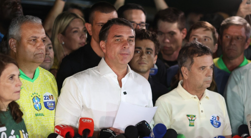 Flávio Bolsonaro desconoce el triunfo de Lula en Brasil y pedirá anular la segunda vuelta por prórroga del horario de votación