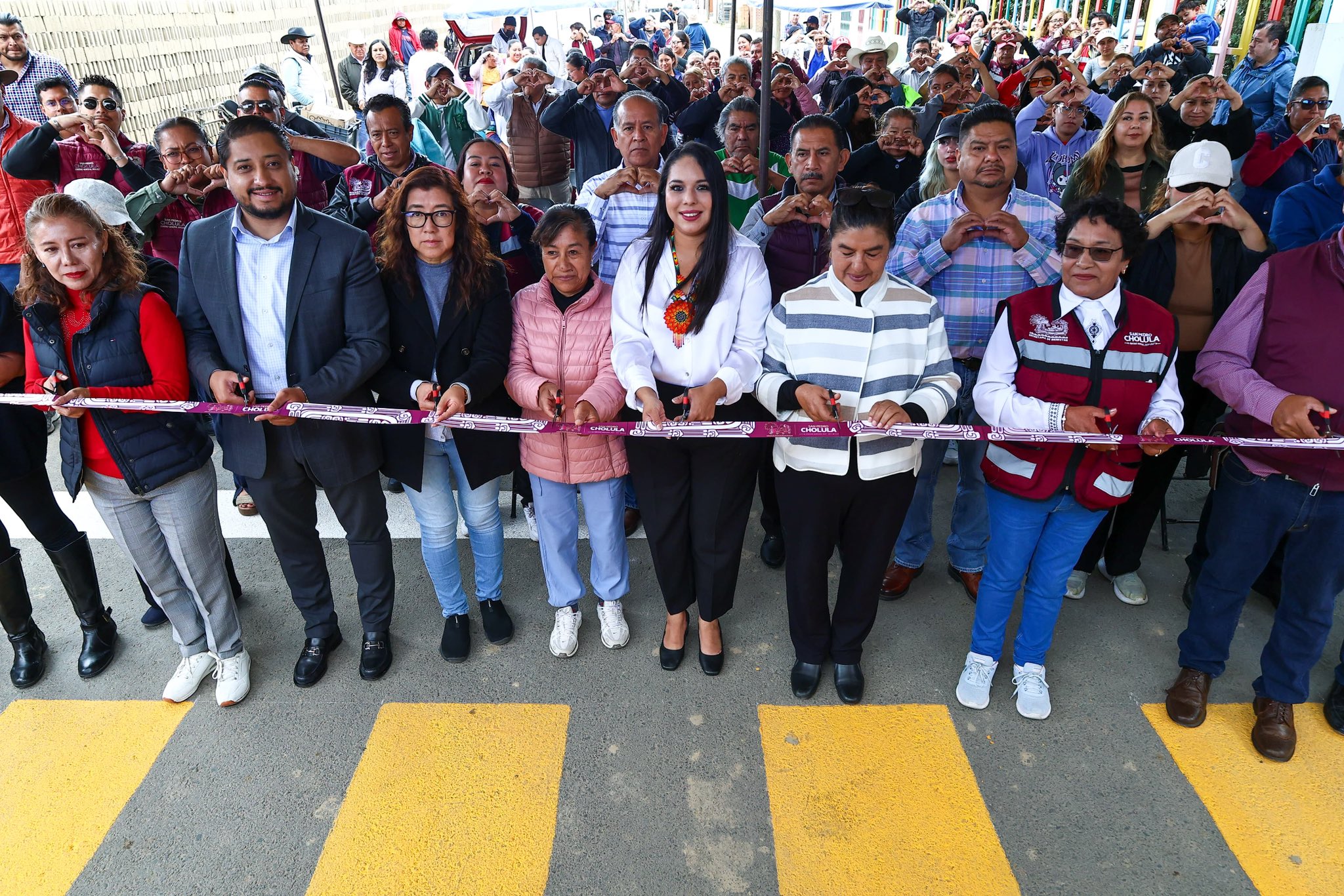 Tonantzin Fernández entrega obra vial en junta auxiliar de San Pedro Cholula