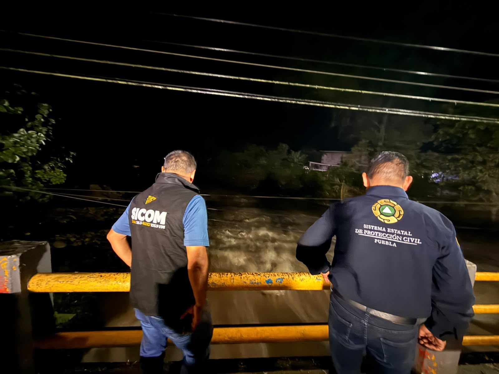 Crecida del arroyo Munixcan bloquea vía entre Pantepec y Francisco Z. Mena; habilitan un carril