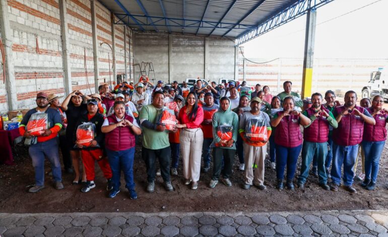 Tonantzin Fernández entrega 75 uniformes al personal de limpia de San Pedro Cholula