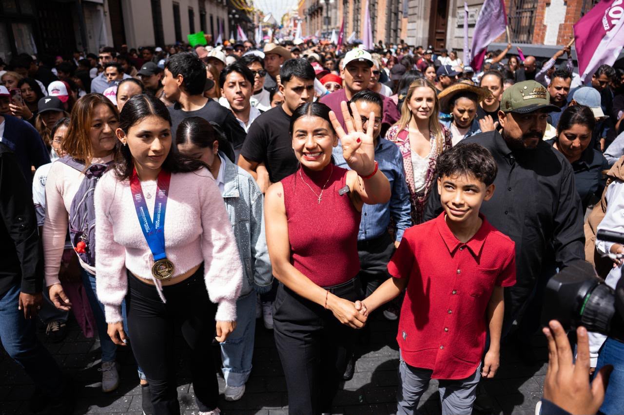 Gaby “La Bonita” Sánchez reúne a 40 mil simpatizantes en el Zócalo y se registra por la coordinación municipal de Morena en Puebla